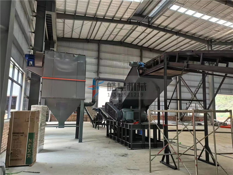 在廢鐵加工站點(diǎn)，選擇合適的廢鋼破碎機(jī)設(shè)備可以起到事半功倍的效果，對于破碎機(jī)選型需要考慮處理量、廢料種類、場地面積等因素。今天我們就為大家介紹以下幾種常見的廢鋼破碎機(jī)類型及適用場地：